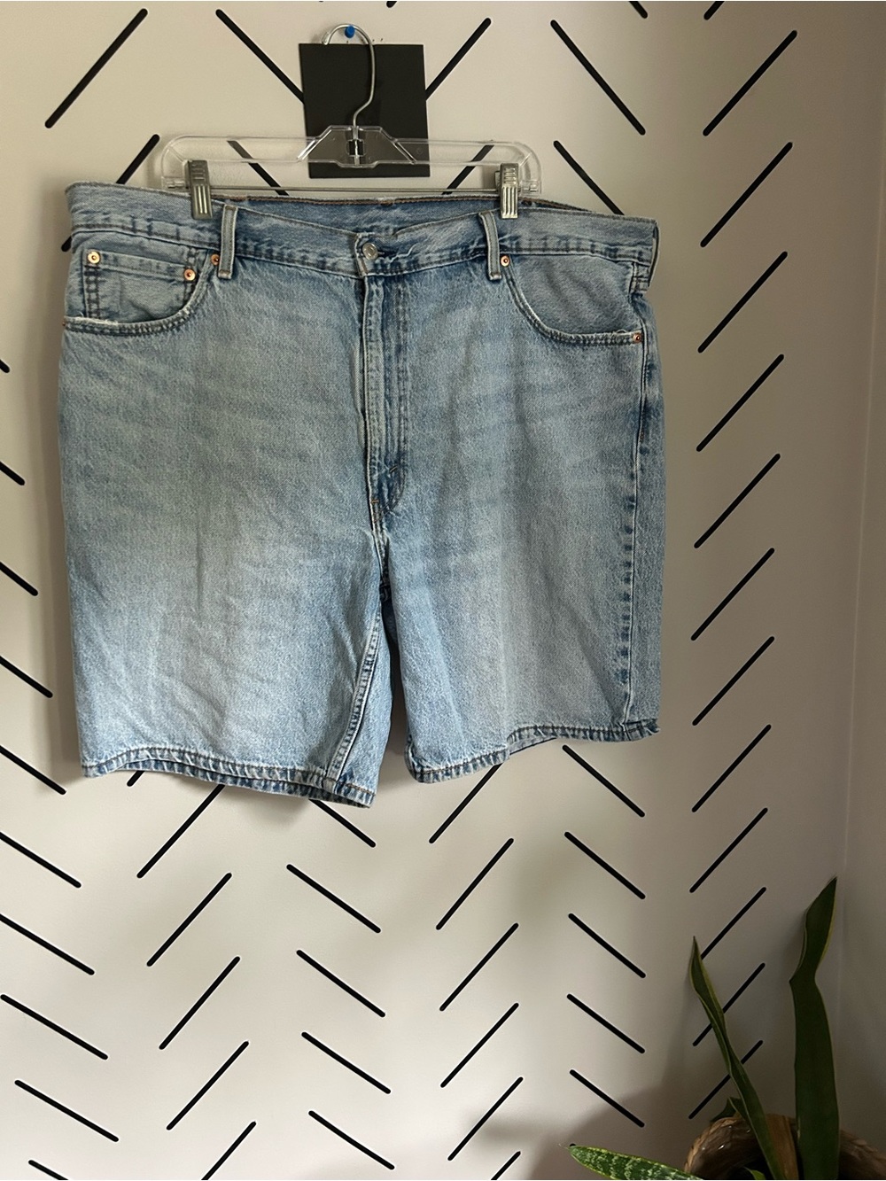 Men’s Levi’s 454 light wash denim shorts 10”
